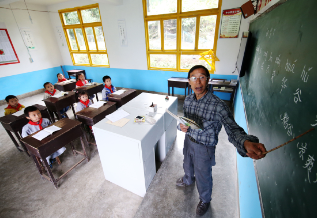 继续加快边远艰苦地区村庄学校教师周转宿舍建设完善以公租房